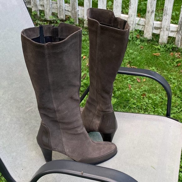 La Canadienne High-Heeled, Knee-High Boots - Picture 7 of 9